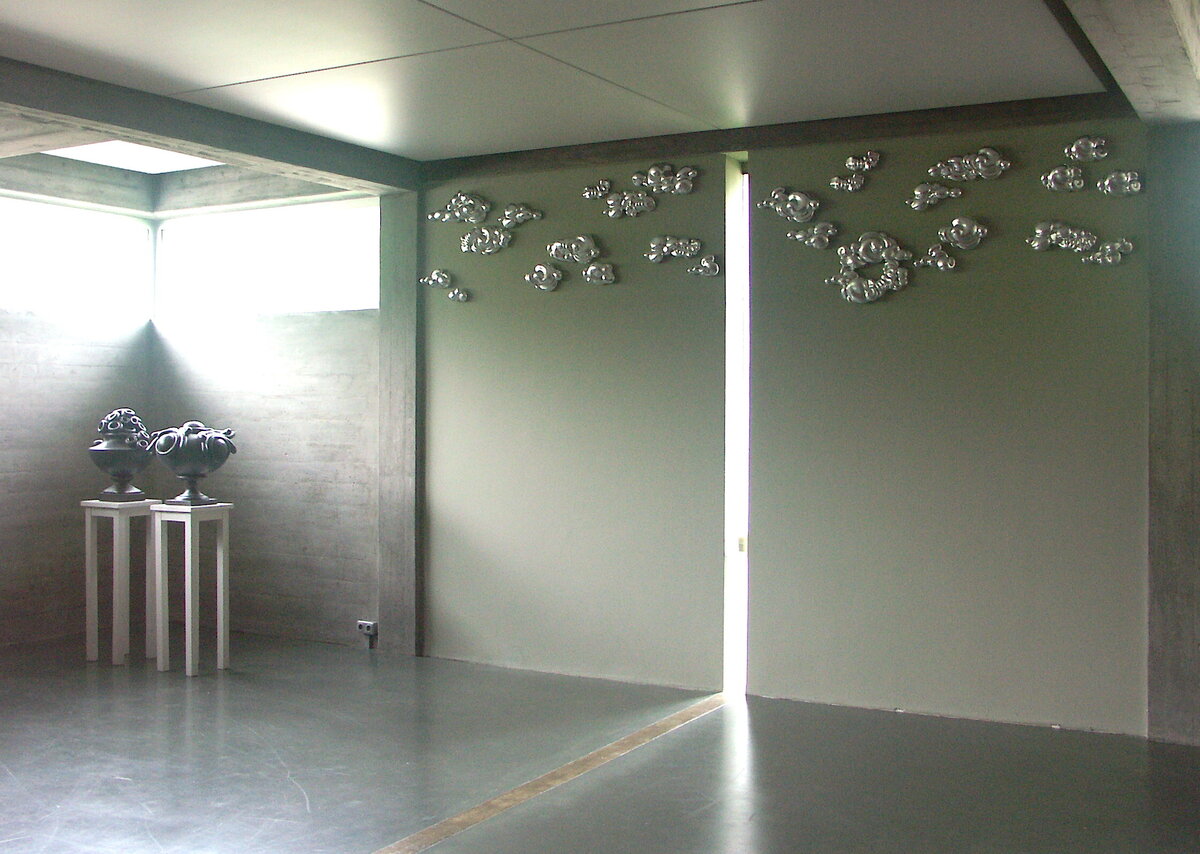 "dulce et decorum" 2006 Installation im Raum der Stille, Katholische Hochschulgemeinschaft, Universität Linz Kuratorin: Martina Gelsinger